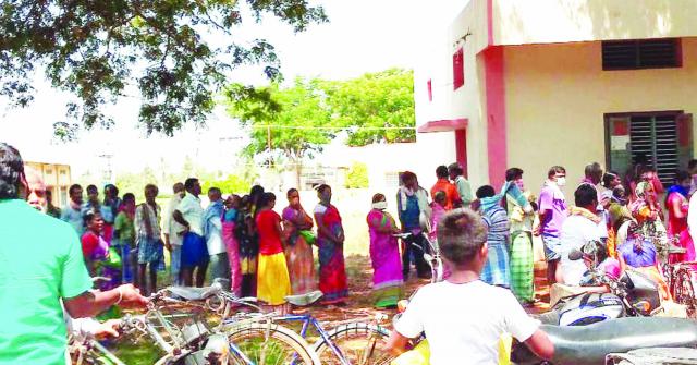 ಪಡಿತರ ಪಡೆಯಲು ಅಂತರ ಕಾಯ್ದುಕೊಳ್ಳದ ಜನ